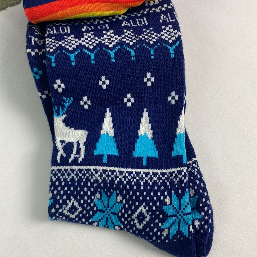 Aldi holiday crew sock 2 pack ugly Christmas 6-12 bonus keychain quarter holder - Picture 2 of 5